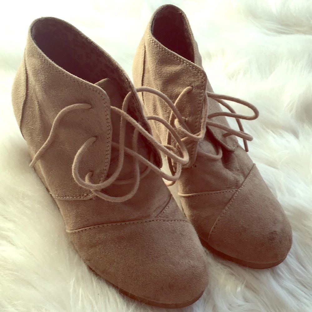 TAN BOTTIES